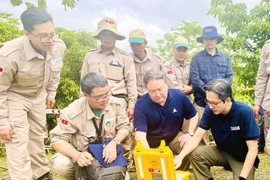Le vice-ministre des Affaires étrangères, Do Hung Viet, et l’ambassadeur des États-Unis au Vietnam, Marc E. Knapper, appuient sur le bouton de mise à feu pour la destruction de bombes et mines à la commune de Huong Tan, district de Huong Hoa, province de Quang Tri, le 2 avril 2025. Photo: VNA
