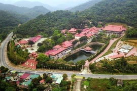 Le monastère zen Truc Lâm Yen Tu (également appelé pagode Lân), situé sur le mont Yen Tu, dans le complexe historique et paysager Yen Tu (province de Quang Ninh), est l’endroit choisi par le roi Tran Nhan Tong pour se retirer et pratiquer le bouddhisme. À l’origine, il s’agissait d’une grande pagode avec de vastes constructions, mais celles-ci ont été détruites par le temps, ne laissant que quelques vestiges au sol. En 2002, le monastère a été reconstruit. Photo : VNA