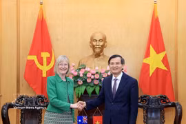 Le professeur associé et docteur Doan Minh Huan, et l’ambassadrice australienne, Gillian Bird. Photo: VNA