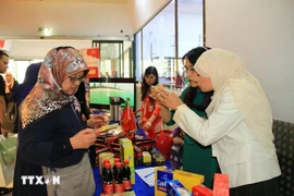 Des Algériens à un stand d'exposition de produits vietnamiens. Photo : VNA