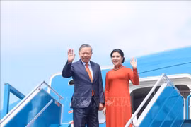 Le secrétaire général du Comité central du Parti communiste du Vietnam, To Lam, et son épouse à l'aéroport international de Noi Bai. Photo : VNA