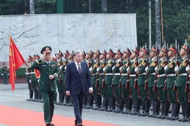 Le secrétaire général du Parti, To Lam, également secrétaire de la Commission militaire centrale, rend visite à la Région militaire 7. Photo: VNA