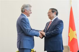 Le Premier ministre Pham Minh Chinh (droite) et Fabien Roussel, secrétaire national du Parti communiste français (PCF). Photo: VNA