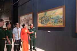 Eexposition d’arts plastiques « Les jours historiques ». Photo: VNA