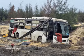 Un autocar gravement endommagé après un accident. Photo : VNA