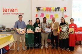 Des représentants de l'Union générale des Vietnamiens de Belgique (UGVB) remettent des livres à la bibliothèque Muntpunt. Photo: VNA