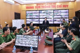 Le président Luong Cuong visite le Centre d’information et de commandement de la Police de Phu Tho. Photo: VNA