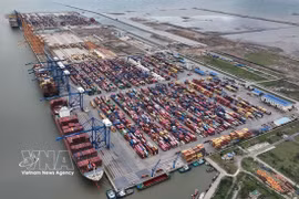 Opérations de chargement et de déchargement de conteneurs au port de Hai Phong, ville de Hai Phong. Photo : VNA