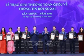 Le Premier ministre Pham Minh Chinh et le général Nguyen Trong Nghia, chef du Département politique général de l'Armée populaire vietnamienne, remettent le prix A aux lauréats. Photo : VNA
