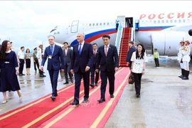 Le président de la Douma d’État de Russie arrive à Hanoï pour une visite officielle au Vietnam. Photo: VNA