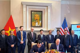 Le ministre de l'Industrie et du Commerce Nguyen Hong Dien et l'ambassadeur Nguyen Quoc Dung à la cérémonie de signature de documents de coopération entre des entreprises vietnamiennes et américaines. Photo : VNA