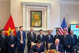 Le ministre de l'Industrie et du Commerce Nguyen Hong Dien et l'ambassadeur Nguyen Quoc Dung à la cérémonie de signature de documents de coopération entre des entreprises vietnamiennes et américaines. Photo : VNA