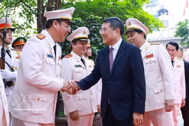 Le Premier ministre Le Minh Hung et des délégués lors de l'événement. Photo: VNA