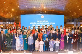 Le président de l’Assemblée nationale Tran Thanh Man et son épouse, aux côtés du personnel de l’ambassade et de la communauté vietnamienne en Turquie. Photo : VNA