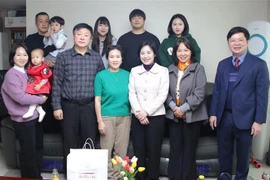 La vice-ambassadrice Nguyen Thi Thai Binh (premier rang, troisième personne à partir de la droite) et des représentants de l'ambassade du Vietnam avec la famille de Nguy Thi Thuy Huong, le 26 janvier. Photo : VNA