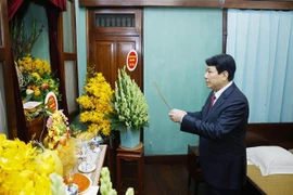 Le président Luong Cuong rend hommage au Président Hô Chi Minh. Photo: VNA