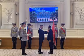 Le docteur Nguyên Quôc Hung, directeur du Fonds « Tradition et Amitié » et vice-président de l’Union des associations des Vietnamiens en Fédération de Russie, a été le seul étranger à recevoir l’insigne d’honneur « Pour des mérites particuliers dans la coopération internationale ». Photo: VNA