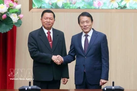 Le ministre Luong Tam Quang (à droite) et son homologue lao Vanthong Kongmany. Photo: VNA