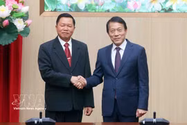 Le ministre Luong Tam Quang (à droite) et son homologue lao Vanthong Kongmany. Photo: VNA