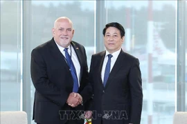 Le président de la République, Luong Cuong, et Ron Vachris, président-directeur général du groupe Costco.