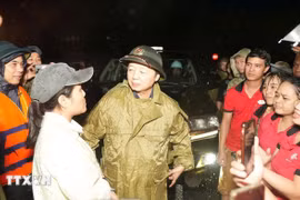 Le vice-Premier ministre rend visite aux habitants du quartier de Phu Xuân. Photo: VNA