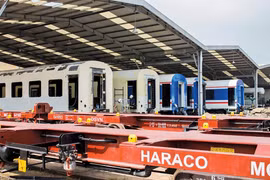 La construction de wagons, de locomotives, l'installation d'équipements, de matériels ferroviaires et plusieurs autres étapes, sont entreprises par des entreprises nationales. Photo: baodautu