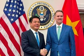 Le ministre de l'Industrie et du Commerce, Nguyên Hông Diên, et l’ambassadeur Jamieson Greer, représentant américain au Commerce. Photo: VNA