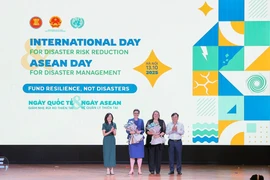 Le vice-ministre de l’Agriculture et de l’Environnement, Nguyen Hoang Hiep, et Pauline Tamesis, coordinatrice résidente des Nations unies au Vietnam, et des délégués lors de la cérémonie. Photo: VNA