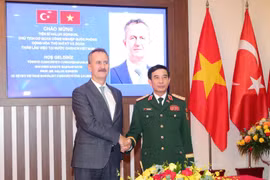 Le ministre de la Défense, Phan Van Giang (à droite), et Haluk Gorgun, président de la Presidency of Defence Industries. Photo: VNA