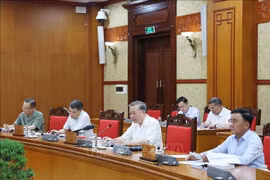 Le secrétaire général du Parti, Tô Lâm (au milieu), lors de la réunion. Photo: VNA
