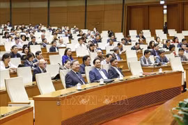 Le secrétaire général To Lam, le Premier ministre Pham Minh Chinh et les députés présents à la réunion. Photo : VNA