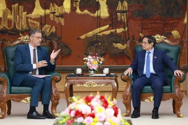 Le Premier ministre Pham Minh Chinh et l’ambassadeur de France au Vietnam, Olivier Brochet. Photo: VNA