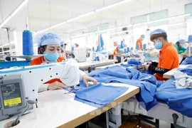 À l’horizon 2030, le secteur vietnamien du textile-habillement vise un chiffre d’affaires à l’exportation de 64,5 milliards de dollars, avec un taux de croissance annuel moyen de 6,5 à 7 %. Photo: VNA