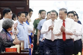 Le secrétaire général du Parti communiste du Vietnam (PCV), To Lam, et les représentants de Ho Chi Minh-Ville. Photo: VNA