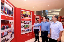 Dans la matinée du 11 octobre, le vice-Premier ministre Mai Van Chinh a inspecté les préparatifs des expositions en l’honneur du Congrès. Photo: VNA