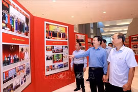 Dans la matinée du 11 octobre, le vice-Premier ministre Mai Van Chinh a inspecté les préparatifs des expositions en l’honneur du Congrès. Photo: VNA