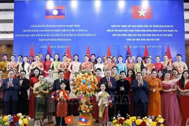 Le secrétaire général du Parti communiste du Vietnam (PCV), To Lam, et son épouse, le secrétaire général du Parti populaire révolutionnaire du Laos (PPRL) et président du Laos, Thongloun Sisoulith, et son épouse, avec des artistes lors de l'événement. Photo: VNA