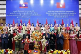 Le secrétaire général du Parti communiste du Vietnam (PCV), To Lam, et son épouse, le secrétaire général du Parti populaire révolutionnaire du Laos (PPRL) et président du Laos, Thongloun Sisoulith, et son épouse, avec des artistes lors de l'événement. Photo: VNA