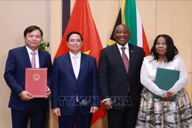 Le Premier ministre Pham Minh Chinh et le président sud-africain, Matamela Cyril Ramaphosa, assistent à la signature d'un mémorandum d'entente sur la coopération agricole entre le ministère vietnamien de l'Agriculture et de l'Environnement et le ministère sud-africain de l'Agriculture. Photo: VNA