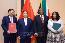 Le Premier ministre Pham Minh Chinh et le président sud-africain, Matamela Cyril Ramaphosa, assistent à la signature d'un mémorandum d'entente sur la coopération agricole entre le ministère vietnamien de l'Agriculture et de l'Environnement et le ministère sud-africain de l'Agriculture. Photo: VNA