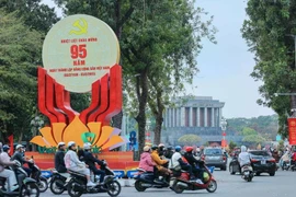 Une grande bannière célébrant le 95e anniversaire de la fondation du Parti communiste du Vietnam sur la rue Dien Bien Phu, Hanoï. Photo: VNA