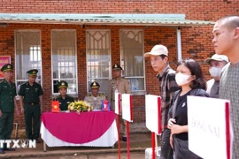 Rapatriement de 15 citoyens vietnamiens via le poste frontalier international de Xa Mat. Photo: VNA