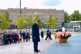 Le secrétaire général du Parti communiste du Vietnam (PCV), Tô Lâm, rend hommage au Président Hô Chi MInh. Photo: VNA