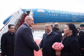 Le vice-Premier ministre russe, Dmitry Chernyshenko, le secrétaire général Tô Lâm et son épouse à l’aéroport avant leur départ. Photo : VNA