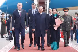 Le secrétaire général du Parti communiste du Vietnam, Tô Lâm, et son épouse arrivent à Minsk. Photo: VNA