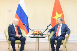 Le secrétaire général du Parti communiste du Vietnam (PCV), Tô Lâm (droite), et Sergey Mironov, président du parti « Russie juste – Patriotes – Pour la vérité ». Photo: VNA