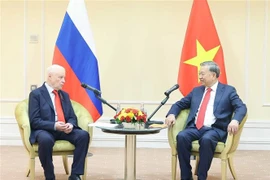 Le secrétaire général du Parti communiste du Vietnam (PCV), Tô Lâm (droite), et Sergey Mironov, président du parti « Russie juste – Patriotes – Pour la vérité ». Photo: VNA