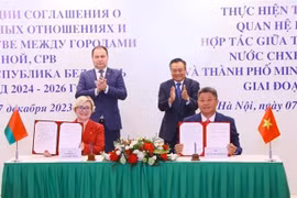 Le Premier ministre biélorusse, Roman Golovchenko, et le président du Comité populaire de Hanoï, Tran Sy Thanh, à la signature du programme de coopération pour la mise en œuvre de l'accord sur les relations d'amitié et de coopération entre Hanoï et Minsk (2023). Photo : VNA