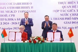 Le Premier ministre biélorusse, Roman Golovchenko, et le président du Comité populaire de Hanoï, Tran Sy Thanh, à la signature du programme de coopération pour la mise en œuvre de l'accord sur les relations d'amitié et de coopération entre Hanoï et Minsk (2023). Photo : VNA