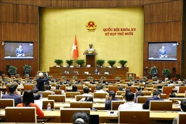 Le ministre des Finances, Nguyen Van Thang, explique plusieurs points soulevés par les députés de l'Assemblée nationale. Photo : VNA